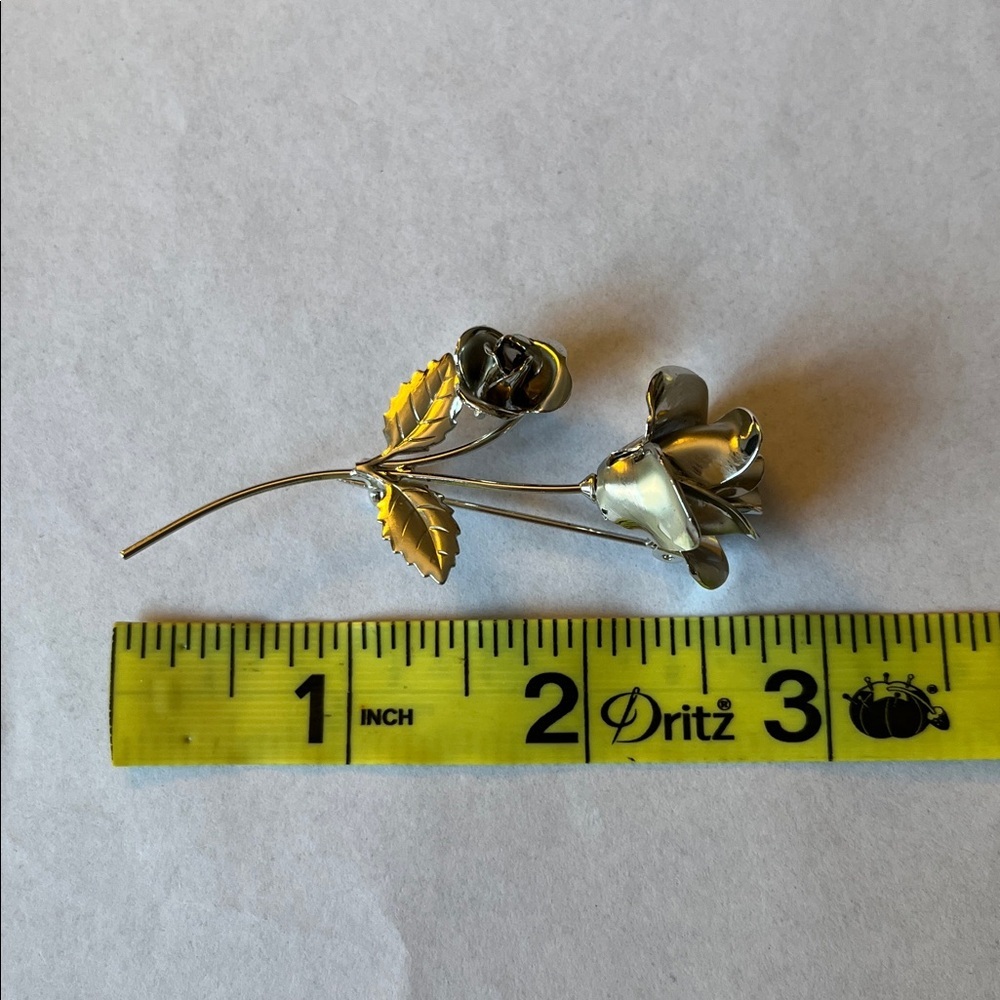 Vintage silver tone rose flower pin. - Picture 4 of 4